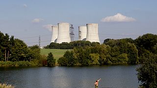 Un uomo pesca con la torre della centrale nucleare di Dukovany in Repubblica Ceca (27 settembre 2011) 