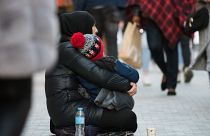 Femme mendiant dans la rue à Bruxelles, Belgique.