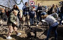 Los ciudadanos de la aldea libre Christiania desentierran conjuntamente los adoquines de Pusher Street, en Copenhague, Dinamarca, el sábado 6 de abril de 2024.
