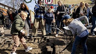 Οι πολίτες του "ελεύθερου χωριού" Christiania σκάβουν από κοινού τα λιθόστρωτα της Pusher Street στην Κοπεγχάγη, Δανία, Σάββατο 6 Απριλίου 2024