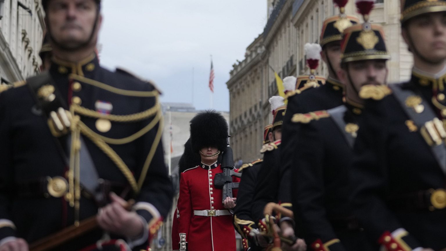 La Guardia británica y la francesa desfilan por primera vez juntas en el Palacio del Elíseo, París.