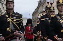 La Guardia británica y la francesa desfilan por primera vez juntas en el Palacio del Elíseo, París.
