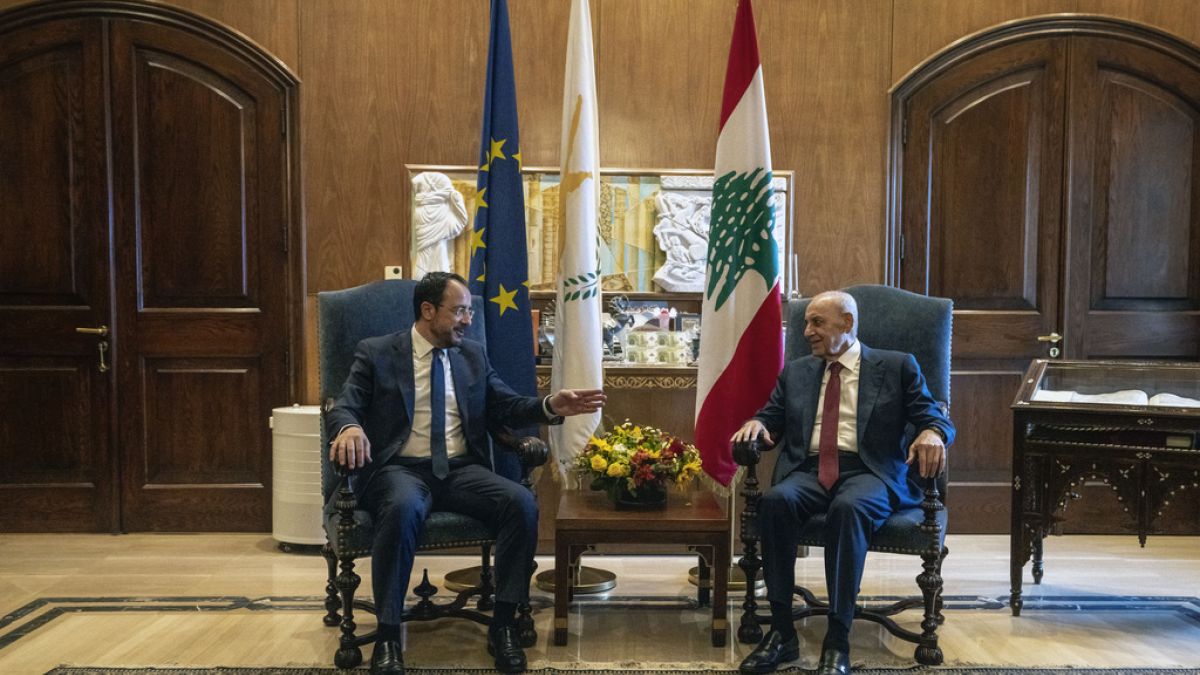 Kristodulides Lübnan'da cumhurbaşkanlığı koltuğu boş olduğu için Başbakan Mikati ile görüştü