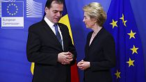 Als Ministerpräsident Rumäniens traf sich Ludovic Orban (links) mit der Präsidentin der Europäischen Kommission, Ursula von der Leyen (rechts). 