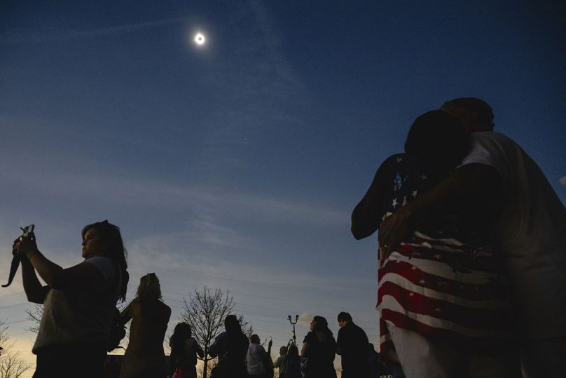 Ciudadanos siguiendo el eclipse en Ohio, EE.UU.