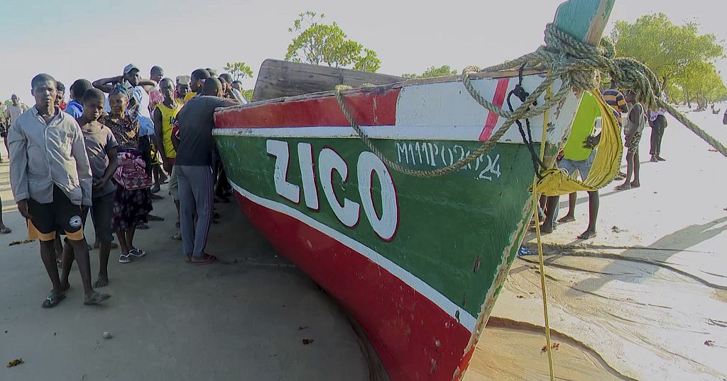 Photo of Mozambik: Počet obetí nehody lode sa blíži k 100