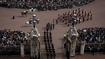 Шотландские гвардейцы и военнослужащие 1-го полка Республиканской гвардии Франции принимают участие в церемонии смены караула в Букингемском дворце