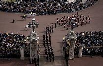 Шотландские гвардейцы и военнослужащие 1-го полка Республиканской гвардии Франции принимают участие в церемонии смены караула в Букингемском дворце