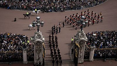 Σκωτσέζοι φρουροί και στρατιώτες από το France 1er Regiment de la Garde Republicaine συμμετέχουν στην τελετή αλλαγής της φρουράς στο παλάτι του Μπάκιγχαμ,