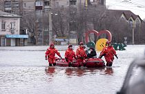Acil durum ekipleri Orsk'ta bir barajın çökmesinin ardından sular altında kalan bölgede kent sakinlerini tahliye etmeye çalışıyor
