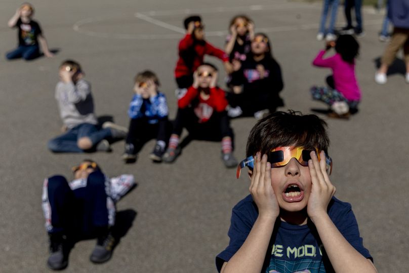 A Myers Általános Iskola diákjai figyelik a napfogyatkozást. Grand Blanc, Michigan
