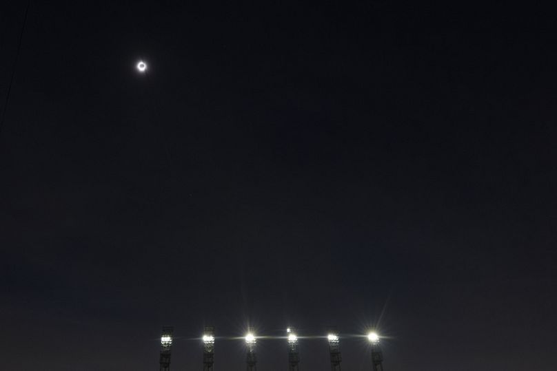 Cleveland, Ohio. A baseball meccs előtt fel kellett kapcsolni a stadion világítását.