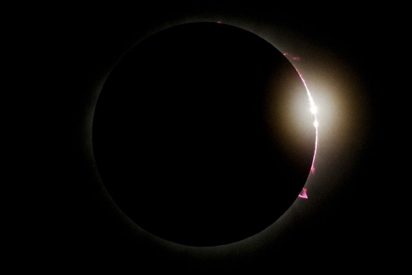 Die totale Sonnenfinsternis, gesehen von Mazatlan, Mexiko, am Montag, 8. April 2024.