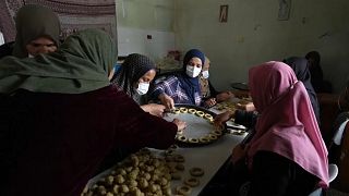 فلسطينيات يصنعن كعك عيد الفطر