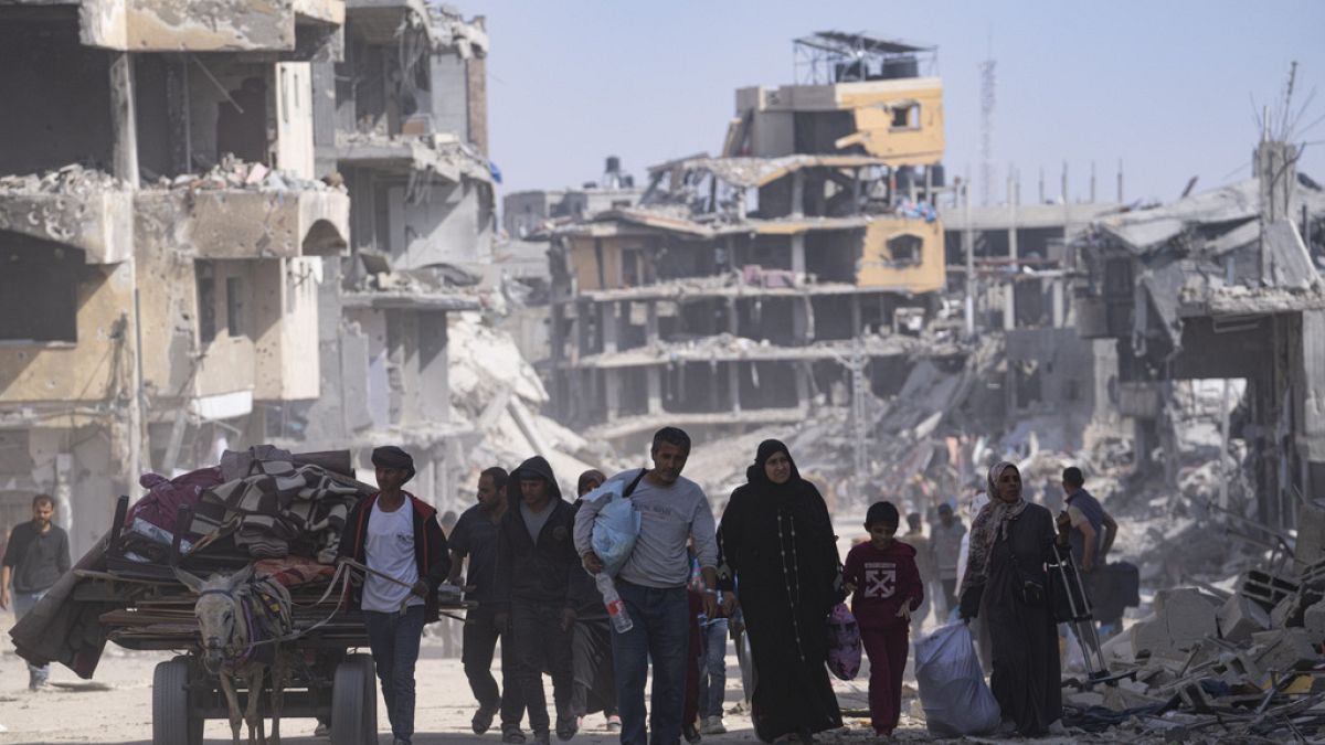 İsrail saldırıları sonrası hayalet kente dönen Gazze'de yıkılan evlerine ulaşmaya çalışan Filistinliler 