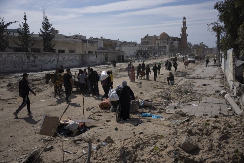 srail askerlerinin Gazze'nin Han Yunus semtinden ekilmesinin ardndan Filistinliler, enkaza dnen evlerine gitmeye balad