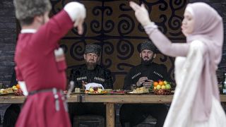 A Chechénia proibiu a música demasiado rápida ou demasiado lenta: O líder regional checheno Ramzan Kadyrov a divertir-se com uma dança tradicional