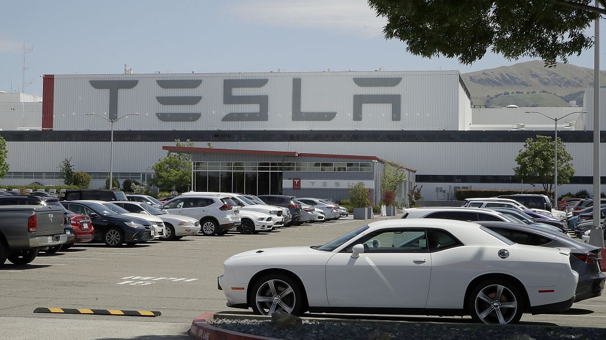 Tesla settles lawsuit over man's death in a crash involving its semi-autonomous driving software thumbnail