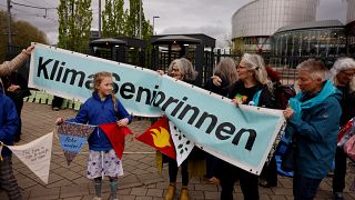 Klímatüntetők az európai bíróság épületénél 