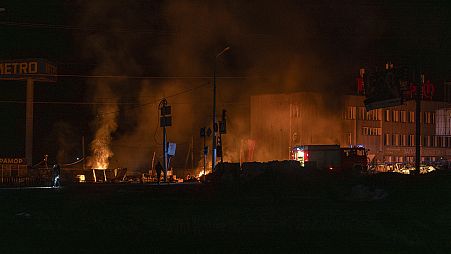 Des secouristes éteignent le feu sur le site d'une attaque de drone russe à Kharkiv, en Ukraine, samedi 6 avril 2024.
