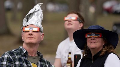 América do Norte assistiu a eclipse solar total durante vários minutos 