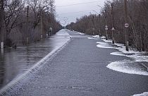 El agua inunda la carretera entre las partes superior e inferior de la ciudad después de que una parte de una presa reventara, en Orsk, Rusia, el lunes 8 de abril de 2024.