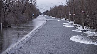 El agua inunda la carretera entre las partes superior e inferior de la ciudad después de que una parte de una presa reventara, en Orsk, Rusia, el lunes 8 de abril de 2024.