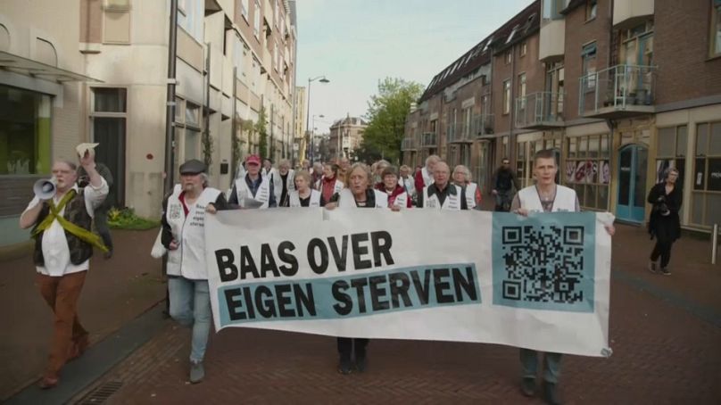 Imagen de un grupo de personas favorables a la eutanasia, en el transcurso de una manifestación a favor de la elección del derecho a morir, en los Países Bajos.