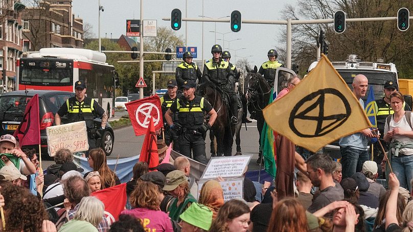 XR says Saturday’s heavy police presence was unnecessary for its peaceful protest against the €39 to 46 billion that goes towards yearly fossil subsidies in the Netherlands.