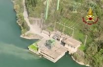 Le operazioni di soccorso dei vigili del fuoco fuori dalla centrale idroelettrica nel bacino di Suviana a Bargi, sull'Appennino bolognese