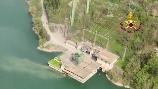 Operaciones de rescate de los bomberos frente a la central hidroeléctrica de la cuenca de Suviana, en Bargi, en los Apeninos, cerca de Bolonia.