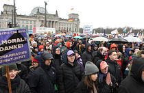 Manifestanti anti-AfD davanti al Parlamento tedesco a Berlino, in Germania
