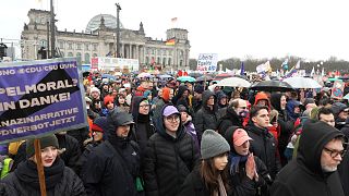 Manifestantes anti-AfD em frente ao Parlamento alemão em fevereiro