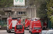 Tűzoltóautók a helyszínen 2024. április 9-én, miután robbanás történt a Bologna és Firenze közötti Suviana víztározó duzzasztógátjánál.  