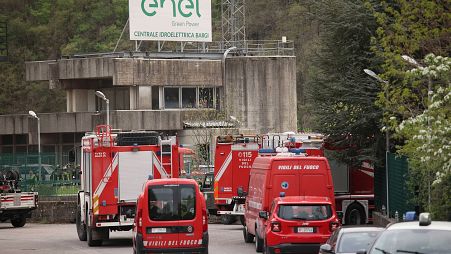 Tűzoltóautók a helyszínen 2024. április 9-én, miután robbanás történt a Bologna és Firenze közötti Suviana víztározó duzzasztógátjánál.  