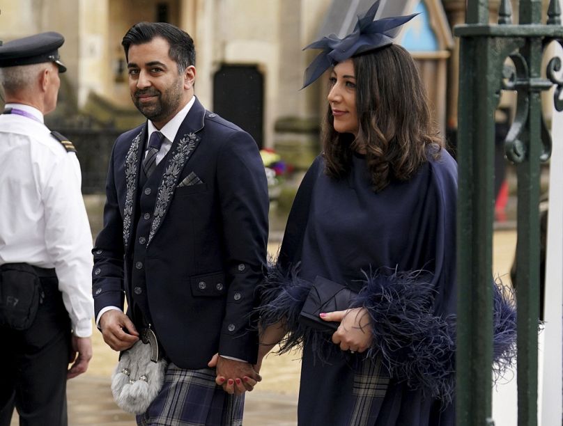 Yousaf és felesége, Nadia El-Nakla érkezik III. Károly megkoronázására, 2023 május 6-án, London, Westminster apátság