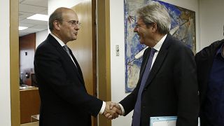 Ο υπουργός Εθνικής Οικονομίας και Οικονομικών Κωστής Χατζηδάκης (Α) ανταλλάσσει χειραψία με τον ευρωπαίο επίτροπο Οικονομίας Πάολο Τζεντιλόνι