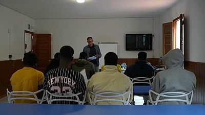 Gabriel Orihuela con migrantes menores de edad en un centro de acogida en Gran Canaria