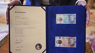 Des billets de 5 et 10 livres sterling portant le portrait du roi Charles III de Grande-Bretagne, qui entreront en circulation le 5 juin.