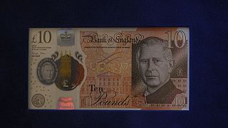 Un billete de 10 libras con el rostro de Carlos III del Reino Unido