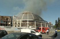 Bomberos intentan apagar el incendio en el Salón Universal de Skopie, Macedonia del Norte.
