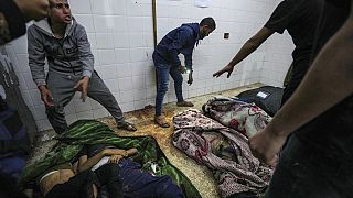 Les corps des personnes tuées lors du bombardement israélien de la bande de Gaza à l'hôpital al Aqsa à Deir el-Balah, dans la bande de Gaza, le mardi 9 avril 2024.