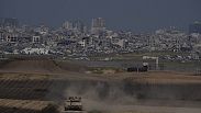 Soldados israelíes se desplazan sobre un tanque cerca de la frontera entre Israel y Gaza, en una imagen tomada desde el sur de Israel, el martes 9 de abril de 2024.