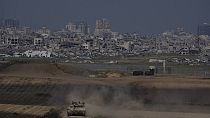 Soldados israelitas num tanque perto da fronteira Israel-Gaza, visto do sul de Israel, terça-feira, 9 de abril de 2024.