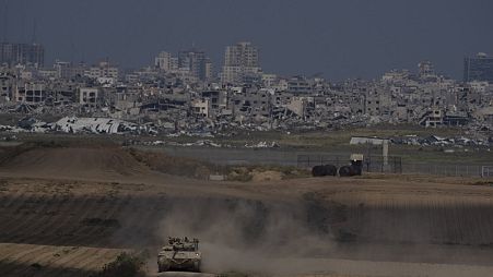 Soldati israeliani si muovono in cima a un carro armato vicino al confine tra Israele e Gaza, visti dal sud di Israele, martedì 9 aprile 2024. (Foto AP/Leo Correa)