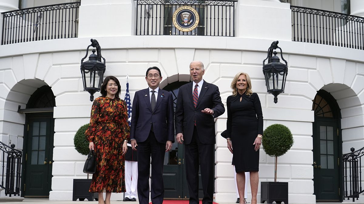 الرئيس الأمريكي جو بايدن وزوجته جيل إلى جانب رئيس الوزراء الياباني فوميو كيشيدا وزوجته يوكو