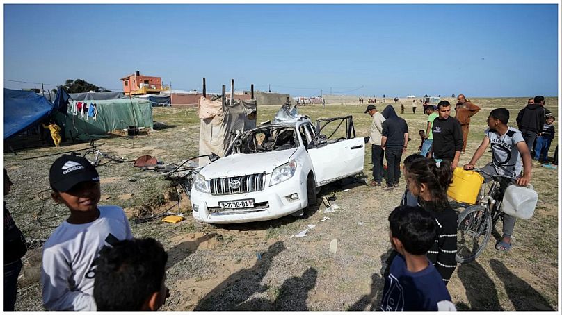 A segélymunkások elpusztított járműve