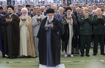 المرشد الإيراني الأعلى علي خامنئي يؤم صلاة العيد