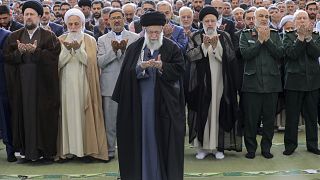 المرشد الإيراني الأعلى علي خامنئي يؤم صلاة العيد