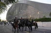 Agentes de policía a caballo, fuera del estadio Santiago Bernabéu, antes del partido de la Liga de Campeones que enfrentaba al Real Madrid con el Manchester City.